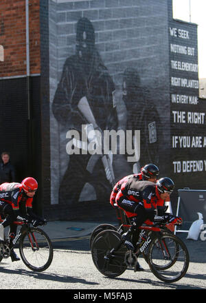 Team BMC RACING (USA) cycle past pro-British Loyalist murals of east Belfast during practice session before the 2014 Giro d'Italia cycling race in Belfast, Northern Ireland, 09 May 2014. Belfast is hosting the Giro d'Italia Big Start (Grande Partenza) with three days of cycling action from 9 to 11 May 2014. Stock Photo