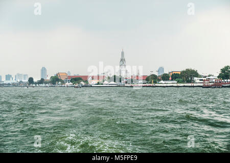 The view of Wat Arun Temple from Mae Nam Chao Phraya river in Bangkok, Thailand Stock Photo