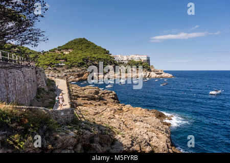 Cap Sa Sal holiday apartment building perched on the cliff at rocky Cove Aiguafreda, Begur, Baix d'Emporda, Catalonia, Costa Brava Stock Photo