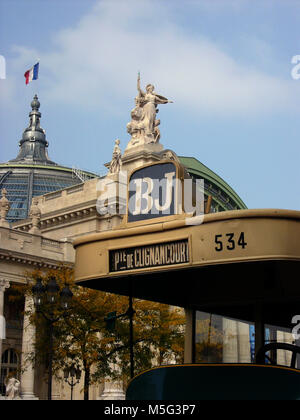 FRENCH VINTAGE - PARIS VINTAGE BUS AND IMPERIAL BUS FRONT OF GRAND PALAIS - PARIS - NOSTALGIC TIME - PARIS TRANSPORT - BUS PARIS © Frédéric BEAUMONT Stock Photo