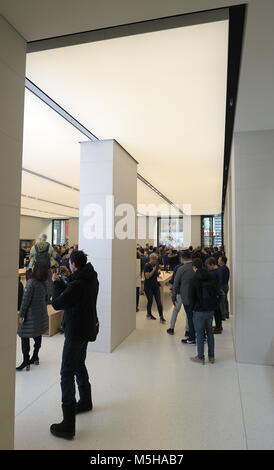 February 24, 2018. Vienna, Austria. This Saturday, the Apple Store in Vienna in Kärtner Strasse opens the 501st official Apple location and the 112th in Europe. Picture shows the first Apple customers in the newly opened shop in Vienna.  Credit: Franz Perc / Alamy Live News Stock Photo
