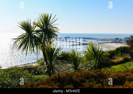 Lyme Regis, Dorset, UK.  24th February 2018.  UK Weather.  Langmoor Gardens looking towards the Cobb Harbour at the seaside town of Lyme Regis in Dorset on a morning of sunshine but icy temperatures as the chilly temperatures of the Beast from the East takes grip  Picture Credit: Graham Hunt/Ģ����ý Live News. Stock Photo