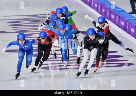 Gangneung, South Korea. 24th Feb, 2018. Speed skaters in action at the women's semi-finals at the Gangneung Oval in Gangneung, South Korea, 24 February 2018. Credit: Peter Kneffel/dpa/Alamy Live News Stock Photo