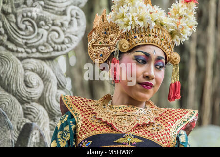 Portrait of a Balinese dancer in traditional attire, Dragon Bridge, Monkey Forest, Ubud, Bali Stock Photo