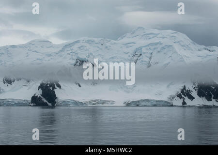 Antarctica, South Shetland Islands. Countryside view near Half Moon Bay and Yankee Harbour. 60Â°36'21' S 59Â°43'59' W Stock Photo