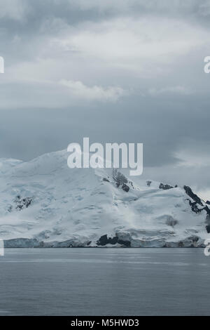 Antarctica, South Shetland Islands. Countryside view near Half Moon Bay and Yankee Harbour. 60Â°36'21' S 59Â°43'59' W Stock Photo