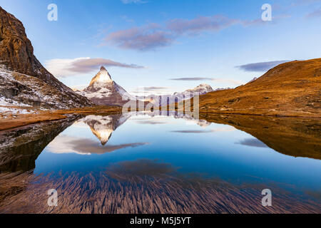 Schweiz, Kanton Wallis, Zermatt, Matterhorn, Riffelsee, Bergsee, Sonnenaufgang Stock Photo