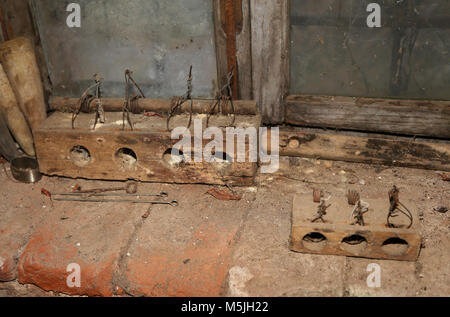 old vintage wood mouse trap Stock Photo - Alamy