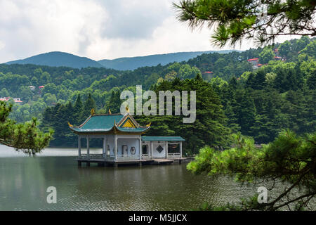 Pavilion at Lulin Lake on Lu Shan Mnt in Jiujiang, Jiangxi Province, China Stock Photo