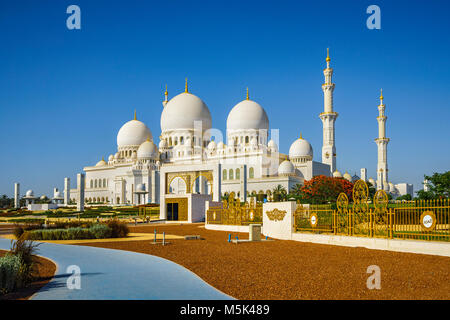 The imposing Sheikh Zayed Grand Mosque in Abu Dhabi Stock Photo