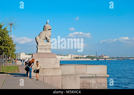 SAINT - PETERSBURG, RUSSIA - SEPTEMBER 18, 2014: People read the lettering on the pedestal of the one of the chinese lions-guards Chi-tsza Stock Photo