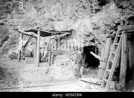 Grand Canyon Historic Grandview Trail . 2 MEN STANDING AT ENTRANCE OF NEW TUNNEL, HORSESHOE MESA COPPER MINE. LEVEL 7. GRANDVIEW CIRCA 1907.. Impressions of the dazzling topography of Grand Canyon have changed and shifted since that day in the summer of 1540 when Garcia Lopez de Cardenas gazed out from the South Rim. The conquistador saw a worthless desert wasteland, nothing more than a barrier to political expansion. At th Stock Photo