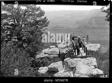 Grand Canyon Historic Grandview Trail . Auto caravan group at grandview point. (No autos) Visitors at point. Wood bridge to point. 24 may 1934 Stock Photo