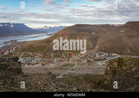 Longyearbyen and the Advent fjord, seen from Platafjellet, the Plata mountain, in Svalbard. Rocky mountain foreground, mountains and Adventdalen valley in the background. Stock Photo