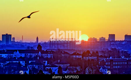 Glasgow, Scotland, UK. 25th February, 2018.UK Weather: Cold start and a colourful sky as the beast from the east weather gives a frosty start to the west end  of Glasgow. Gerard Ferry/Alamy Live News Stock Photo
