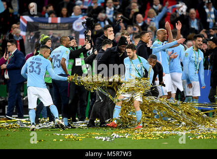 Manchester City's Danilo (left), Gabriel Jesus (second left), Fernandinho (25) and Bernardo Silva (right) celebrate after the Carabao Cup Final at Wembley Stadium, London. PRESS ASSOCIATION Photo. Picture date: Sunday February 25, 2018. See PA story SOCCER Final. Photo credit should read: Joe Giddens/PA Wire. RESTRICTIONS: No use with unauthorised audio, video, data, fixture lists, club/league logos or 'live' services. Online in-match use limited to 75 images, no video emulation. No use in betting, games or single club/league/player publications. Stock Photo