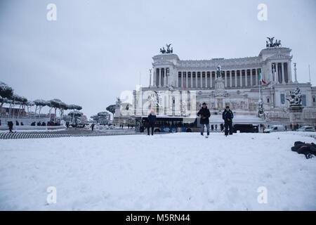 Rome, Italy. 26th Feb, 2018. View of the Vittoriano in Piazza Venezia the snowfall in Rome on February 26, 2018 Credit: Matteo Nardone/Pacific Press/Alamy Live News Stock Photo