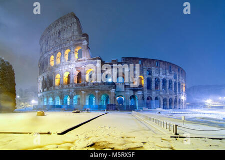 Rome, Italy. 26th Feb, 2018. Burian, a freezing wind from Siberia hits Rome with icy temperatures and snow. Credit: Fabrizio Troiani/Alamy Live News Stock Photo