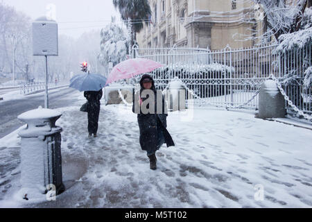 ROME, ITALY -  FEBRUARY 26, 2018:  people under falling snow in viale Trastevere Credit: marco varrone/Alamy Live News Stock Photo