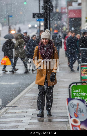 London, UK. 26th February, 2018. Commuters face a miserable journey to work as the snow falls in freezing temperatures in Pimlico. Credit: Guy Bell/Alamy Live News Stock Photo