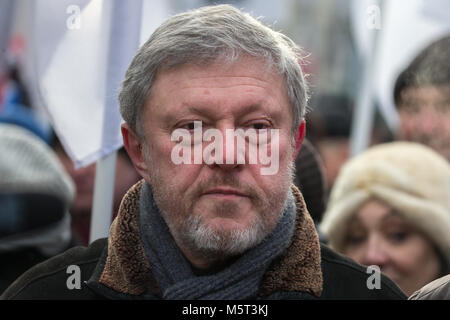 Moscow, Russia. 25th February 2018. Presidential candidate from the Yabloko party Grigory Yavlinsky take part in a march in memory of Russian politician and opposition leader Boris Nemtsov on the eve of the 3rd anniversary of his death. Boris Nemtsov was shot dead on Bolshoi Moskvoretsky Bridge in the evening of February 27, 2015. Credit: Victor Vytolskiy/Alamy Live News Stock Photo