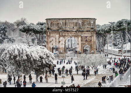 Rome, Italy. 26th Feb, 2018. A rare snowfall due to an artic low pressure left a blanket on the capital city monuments and forced to close schools and paralized the public transports    Photo Credit: AGENZIA SINTESI/Alamy Live News Stock Photo