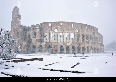 Rome, Italy. 26th February, 2018. Snow in Rome, Colosseum. Credit: Vito Arcomano/Alamy Live News Stock Photo