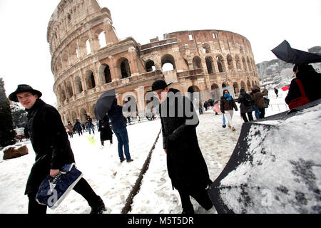 Roma, Italia. 26th Feb, 2018. Priests under the snow at Colosseum Roma 26/02/2018. Rome February 26th 2018. During the night, an intense snowfall covered the city. Foto Samantha Zucchi Insidefoto Credit: insidefoto srl/Alamy Live News Stock Photo