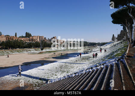 ROME, ITALY -  FEBRUARY 26, 2018: People in the Circo Massimo, Romans enjoy the first snow in years Credit: marco varrone/Alamy Live News Stock Photo