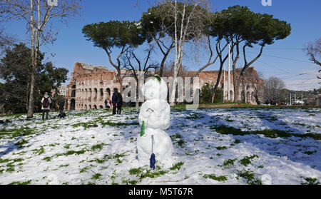 ROME, ITALY -  FEBRUARY 26, 2018: snowan in front of the Colosseum , Romans enjoy the first snow in years Credit: marco varrone/Alamy Live News Stock Photo
