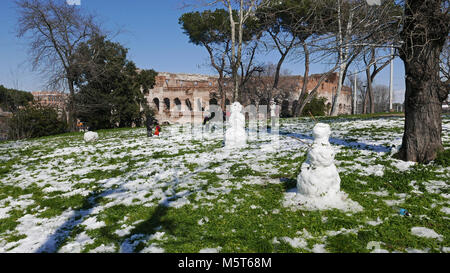 ROME, ITALY -  FEBRUARY 26, 2018: snowen in front of the Colosseum , Romans enjoy the first snow in years Credit: marco varrone/Alamy Live News Stock Photo