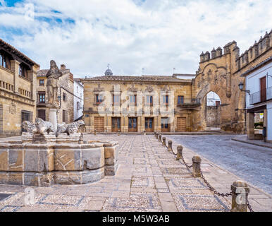 Plaza del Pópulo con la Fuente romana de los Leones y la Puerta de Jaén. Baeza. Jaén. Andalucía. España Stock Photo