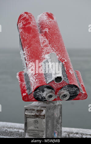 Graal-Müritz an der deutschen Ostseeküste bei starkem Frost mit Vereisungen an der Seebrücke und auf dem Meer Stock Photo