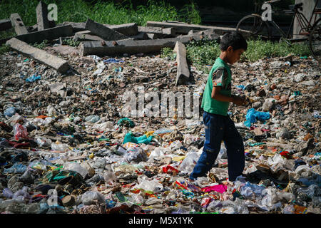 New Delhi, Delhi, India. 17th Sep, 2014. A child from the slum seen walking on a pile of rubbish.Over 25 million people live in Delhi, India. What is particularly problematic in India is environmental issue of garbage. Many garbage ends up in the slums of Deli which is currently accounting over 9000 tons of waste each day. The World Bank announced that ''around 2100, the amount of garbage discarded on Earth will account to 11 million tons per day. Credit: 20140917-20140917-IMG 9561.jpg/SOPA Images/ZUMA Wire/Alamy Live News Stock Photo