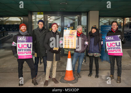 Sheffield, UK, 26th February 2018. University of Sheffield staff members on strike and picketing outside ICOSS, University of Sheffield. Credit: Richard Bradford/Alamy Live News Stock Photo