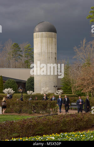 Charlotte, NC, USA. 26 Feb, 2018. Franklin Graham & wife Jane greet President George W. Bush & Laura Bush outside the Billy Graham Library. Franklin Graham is the son of Billy Graham, who died at age 99 on 21 Feb. 2018. Credit: Castle Light Images / Alamy Live News. Stock Photo