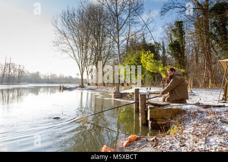 Henlow Bridge Lakes, Bedfordshire, UK, 27th February 2018. UK Weather: Fisherman Tony Mills from the Luton area braves the freezing temperatures brought by the beast from the east to have a fishing session. Credit: Mick Flynn/Alamy Live News Stock Photo