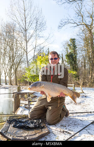 Henlow Bridge Lakes, Bedfordshire, UK, 27th February 2018. UK Weather: Fisherman Tony Mills from the Luton area braves the freezing temperatures brought by the beast from the east to have a fishing session. Credit: Mick Flynn/Alamy Live News Stock Photo