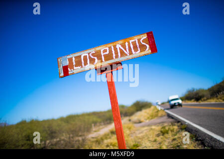 Letrero del Rancho los Pinos, sobre la carretera estatal rumbo a Cumpas y Moctezuma en Sonora Mexico. pclaves: monte, rural, nomenclatura, pasto, p Stock Photo