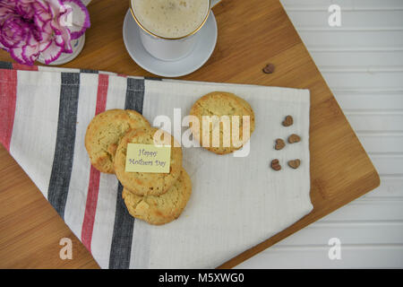 happy mothers day words on a note with homemade baked cookies or biscuits Stock Photo