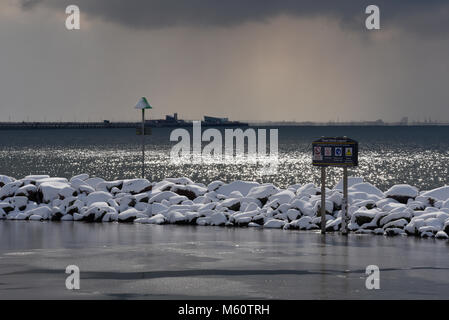 Snow continues to fall in Southend and surrounding areas. Three Shells Lagoon and Southend Pier. Beast from the East. Thames Estuary Stock Photo