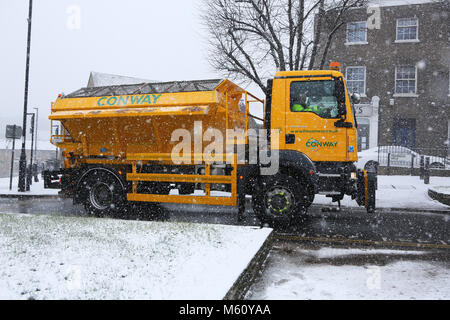 London, UK. 27th February 2018. Gritting lorry out during snowy weather conditions in Blackheath, London Credit: Paul Brown/Alamy Live News Stock Photo