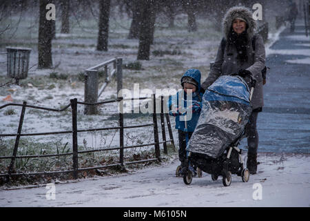 London, UK. 27th Feb, 2018. Commuters and families face a miserable journey back from Clapham South Underground as the snow falls in freezing temperatures in Clapham. Credit: Guy Bell/Alamy Live News Stock Photo