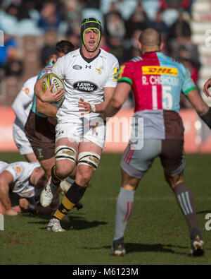 11 Febuary 2018, England, London, 14th play day of the AVIVA Premiership, season 2017/2018, 11 Febuary 2018: the Wasps' James Gaskell (4) in action against the Harlequins' Ross Chisholm (15).   - NO WIRE SERVICE · Photo: Jürgen Keßler/dpa