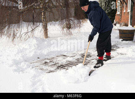 Washington, UK. 28th February 2018. Man clearing path after heavy overnight snow. Washington, Tyne and Wear. England, (c) Washington Imaging/Alamy Live News Stock Photo