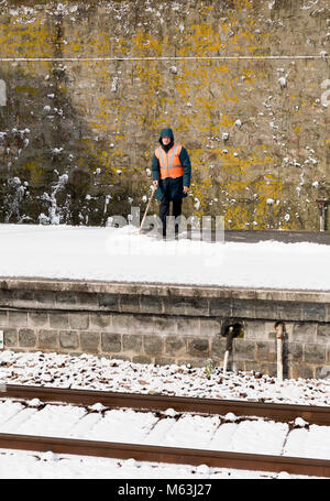 Penzance, Cornwall, UK. 28th Feb, 2018. Heavy snowfall in Penzance, Cornwall. Worker clearing snow from platform at Penzance station Stock Photo