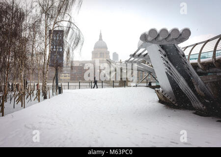 London, UK - 28th February 2018. Heavy snow is falling on London amid sub-zero temperatures. Commuters are facing rail delays. Several schools closed across UK and snowy runways are delaying flights. Credit: Paolo Paradiso / Alamy Live News. Stock Photo