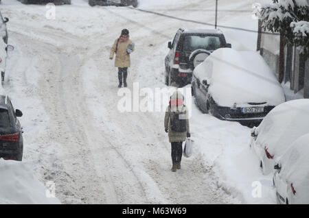 Bucharest, Romania. 28th Feb, 2018. Daily life in Bucharest after heavy snow and cold during the last days. Credit: Alberto Grosescu/Alamy Live News Stock Photo