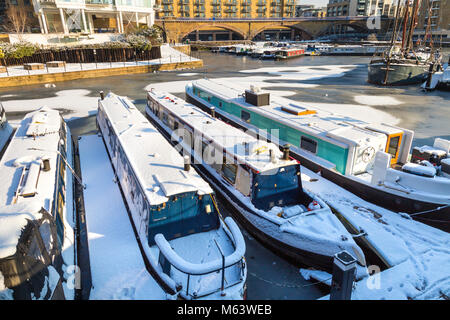 London, UK. 28th Feb, 2018. UK Weather: Heavy snow in London, houseboats in the Limehouse marina covered with snow Credit: Nathaniel Noir/Alamy Live News Stock Photo