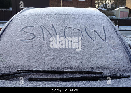 Reading, UK. 28th Feb 2018. UK Weather: Residents wake up to a covering of snow in Reading. The scene is bathed in early morning sunlight.  Matthew Ashmore/Alamy Live News Stock Photo